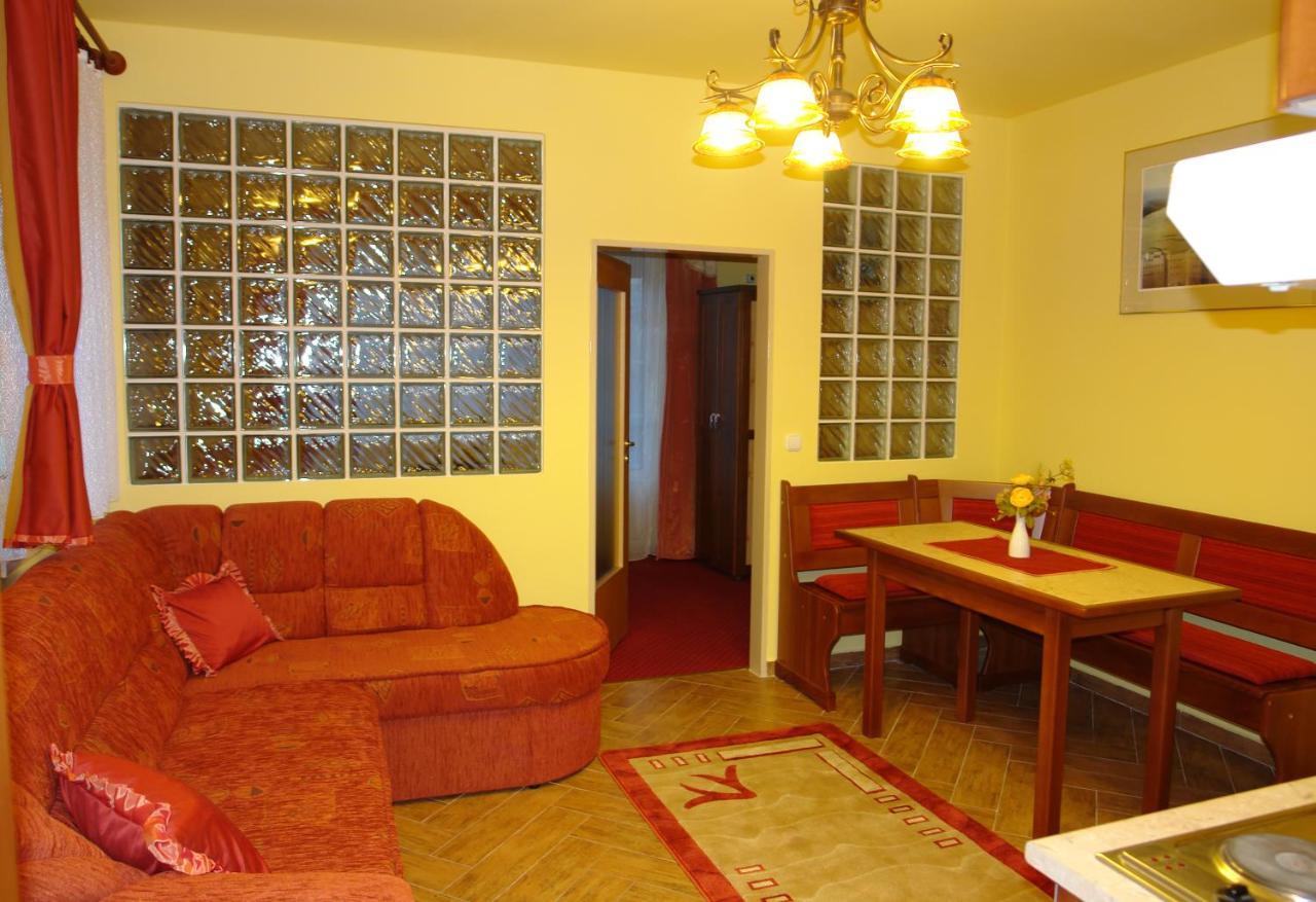 Holdlux Apartmanok Sarvar Exterior foto