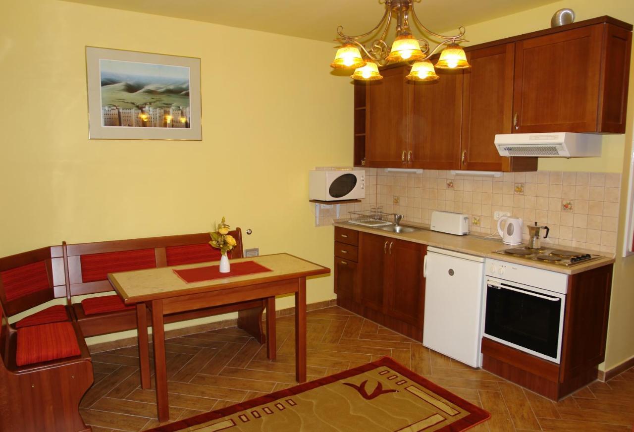 Holdlux Apartmanok Sarvar Exterior foto