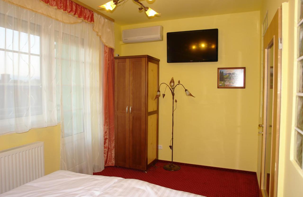 Holdlux Apartmanok Sarvar Exterior foto