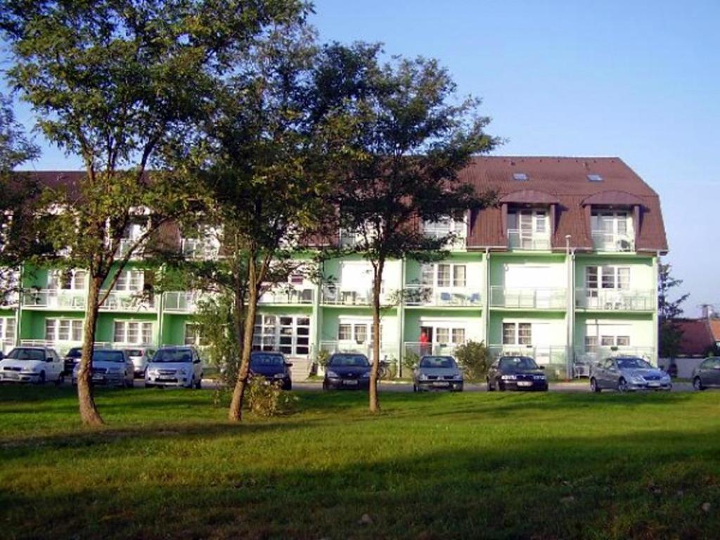 Holdlux Apartmanok Sarvar Exterior foto