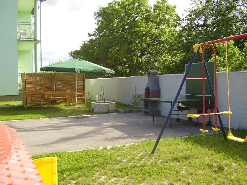 Holdlux Apartmanok Sarvar Exterior foto