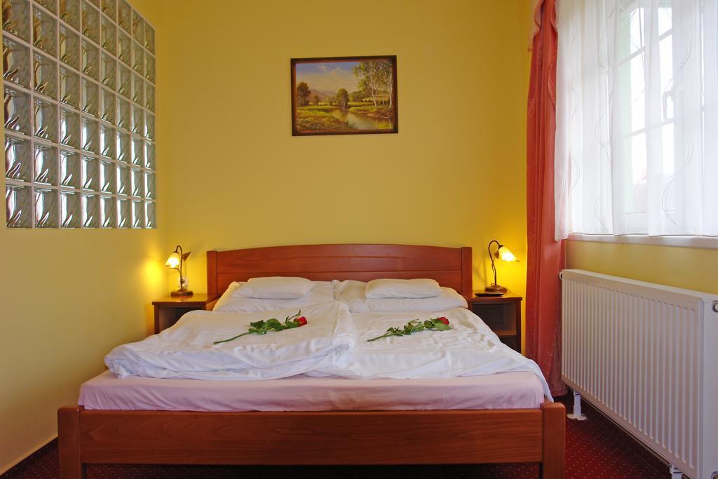 Holdlux Apartmanok Sarvar Exterior foto