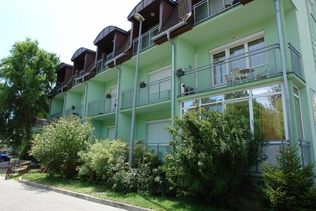 Holdlux Apartmanok Sarvar Exterior foto