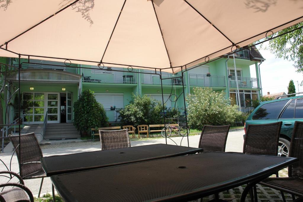 Holdlux Apartmanok Sarvar Exterior foto