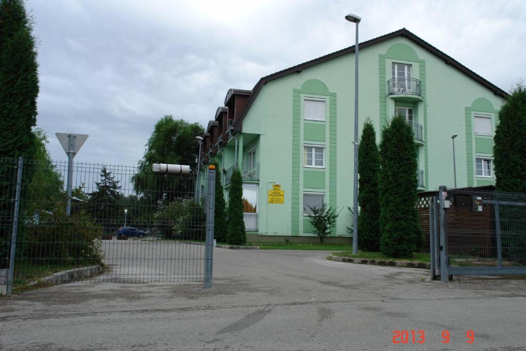 Holdlux Apartmanok Sarvar Exterior foto